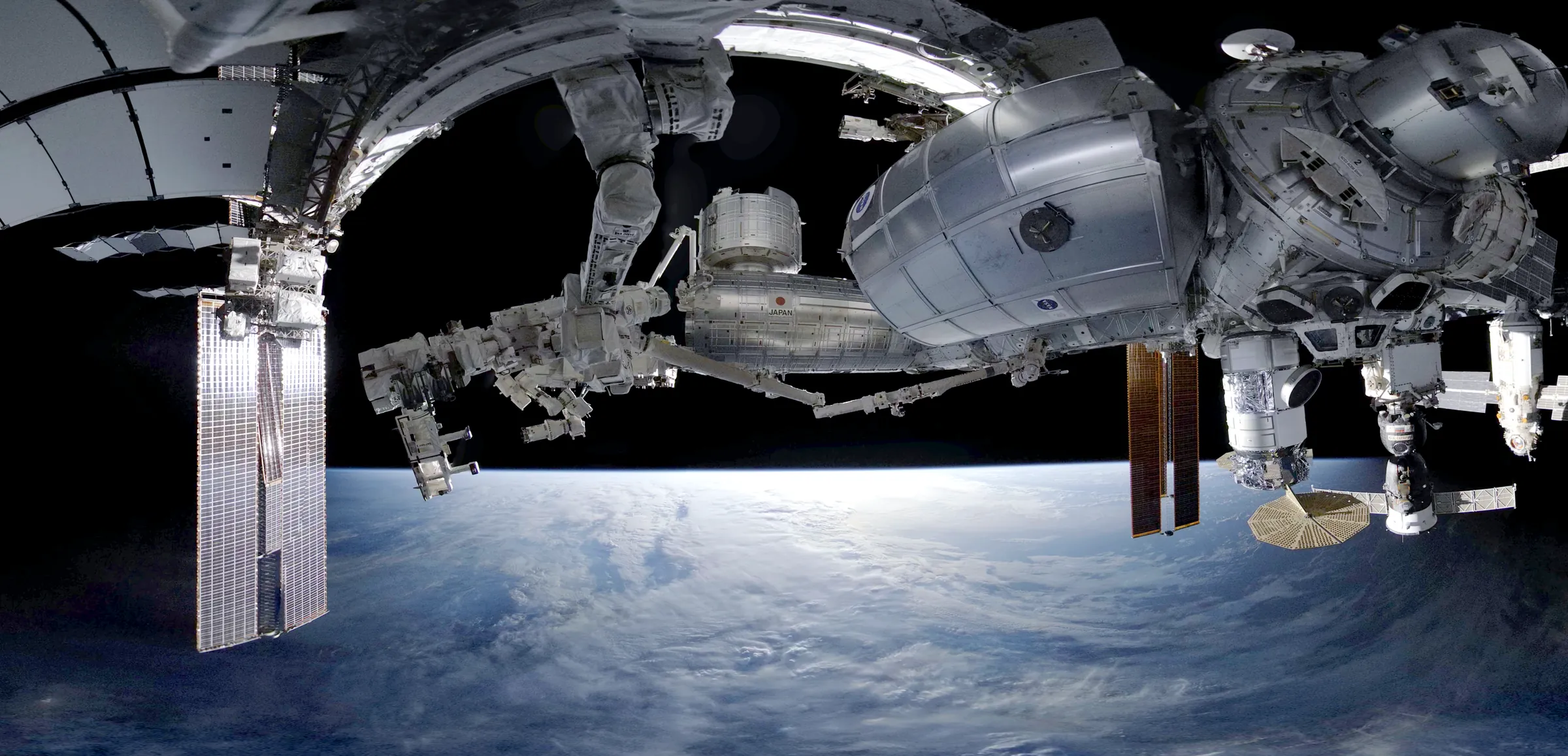 La Station spatiale internationale et la Terre, vue à 360° dépliée